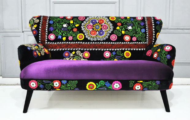 Sofa w stylu folkowym idealnie wpisze się w nowocześnie urządzone wnętrze fot.: Name Design Studio